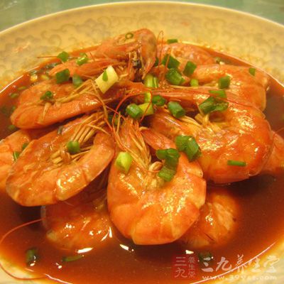 輕輕逐只翻動鍋內大蝦，以便更好的與調料融合入味