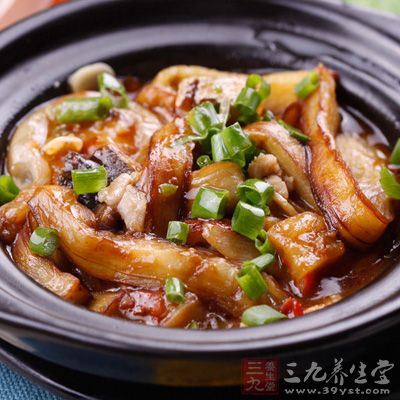 鍋內熱兩大飯碗的油，將茄條放入炸