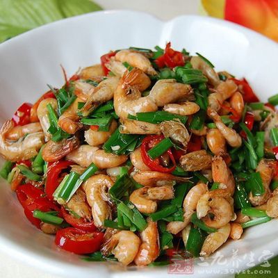 下韭菜炒至斷生，與蝦一起兜勻，加適理鹽調味，少許酒翻炒片刻，裝碟即可