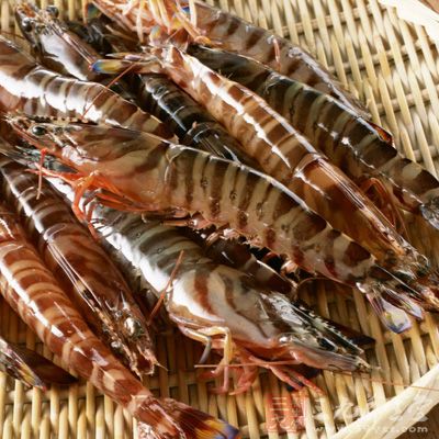 新鮮的河蝦洗淨，用剪刀剪去蝦槍、蝦腳