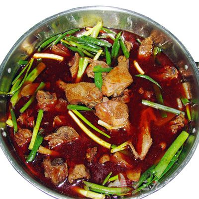倒入一瓶啤酒,沒過鴨肉,中小火慢慢燒 倒入一瓶啤酒,沒過鴨肉,中小火慢慢燒