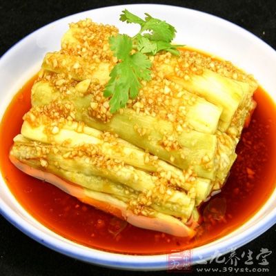 將茄子放入蒸鍋中蒸熟，將茄子夾出，排入盤中