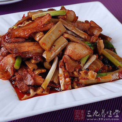 回鍋肉要預制，預制時添加花椒，肉的味道更好更香