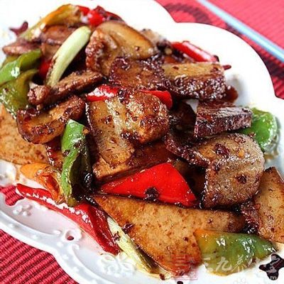 大火燒開鍋裡的水，放入蔥段，姜片，花椒，煮出香味後放入放入刮洗干淨的豬肉