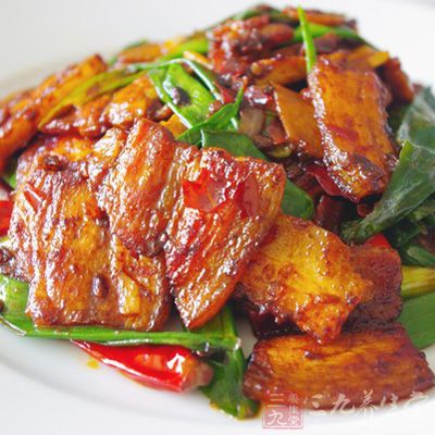 將帶皮五花肉放入蔥姜、料酒、水(沒過肉)、花椒放入鍋中煮二十分鐘