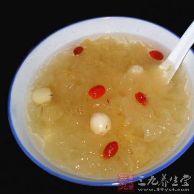 蓮子泡好後剝開除去裡面的黑心，洗淨備用