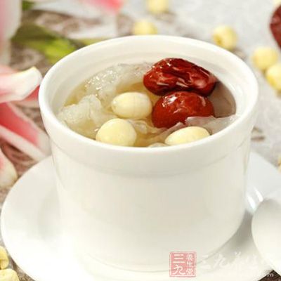 將銀耳用冷水侵泡15分鐘，待發後，去粗蒂，且小塊備用
