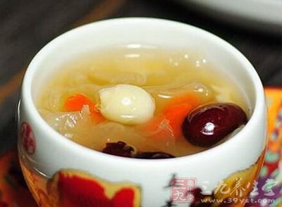 將銀耳用冷水泡15分鐘這樣，待發後，去粗蒂，切小塊備用