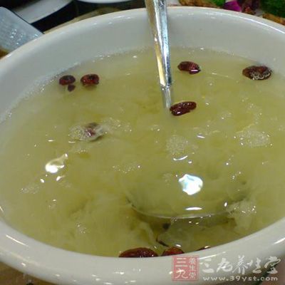 用小勺子舀出果肉入湯碗中，即可食用