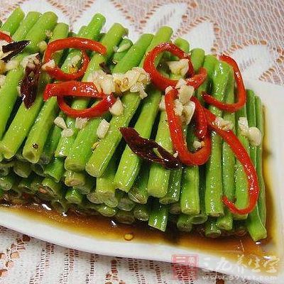 將豆角擺好盤，蒜敲扁剝皮剁碎成蒜泥