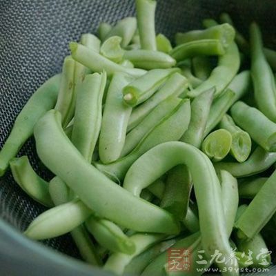 四季豆摘去兩頭抽去筋、掰成長段洗淨瀝干