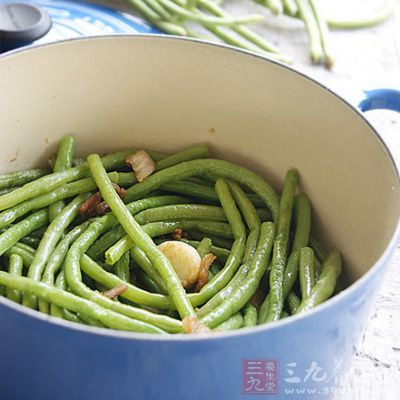 焯水時加少許鹽可使豆角在煮的時候保持原有的顏色