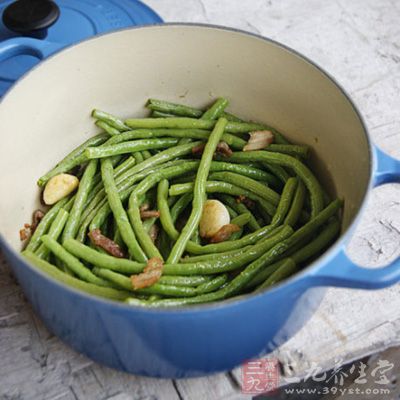 鍋下水燒開後，滴入1滴油和撒入1茶匙鹽，然後把長豆角放入焯水，煮軟後撈出，瀝干水份備用