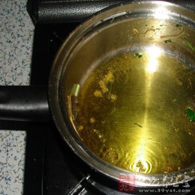 鍋中放入少量油，燒至冒煙