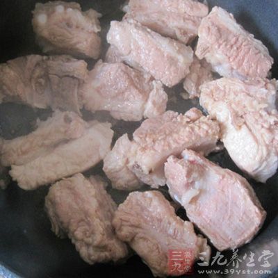 加入排骨翻炒