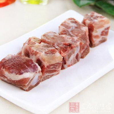 用涼水是為了將排骨中的血水盡量煮出來
