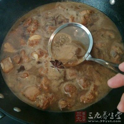倒入開水沒過排骨