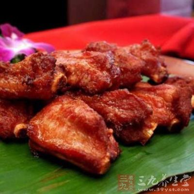 把掛好糊的豬小排分批逐塊放入油鍋炸至結殼撈出，全部炸好