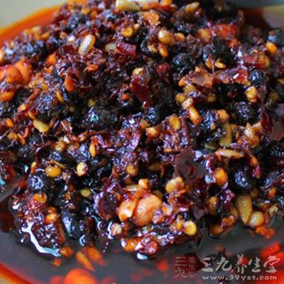 豆豉醬中有油份，油包裹在排骨表面也能起到和澱粉包裹一樣的效果