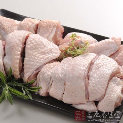 雞腿肉去骨，切成3-4cm的塊