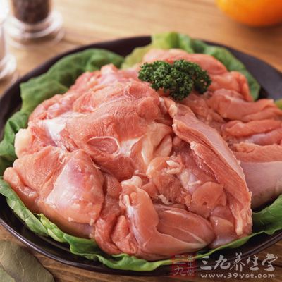 將母雞宰殺，清洗干淨