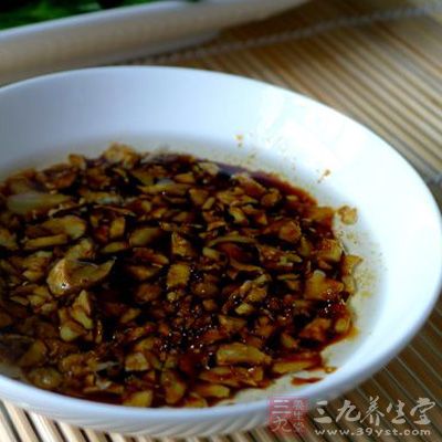 將沙姜末、蒜蓉調勻