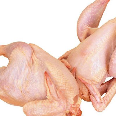 不要挑選肉和皮的表面比較干，或者含水較多、脂肪稀松的雞