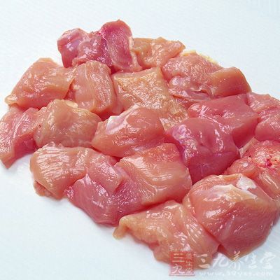 雞肉甘酸溫補，兩者功用相佐，且蒜氣熏臭，從調味角度講，也與雞不