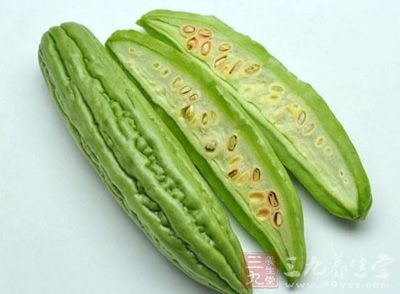 新鮮的苦瓜2根