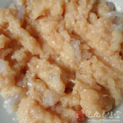 鮮蝦洗淨去皮挑去蝦線剁碎