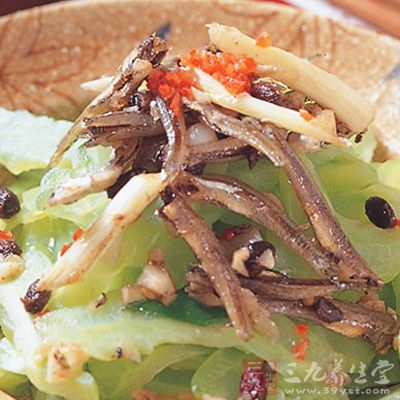 最後加少許味精調味，淋香油小針魚炒苦瓜出鍋即可