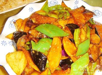 茄子和土豆去皮,切成滾刀塊;;青椒手掰成小塊 茄子和土豆去皮,切成滾刀塊;;青椒手掰成小塊