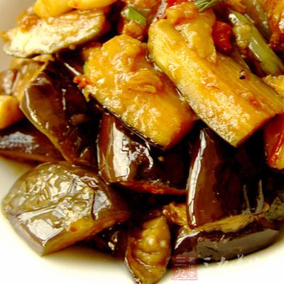 將茄子削皮洗淨,切成長4公分,粗1公分的條 將茄子削皮洗淨,切成長4公分,粗1公分的條