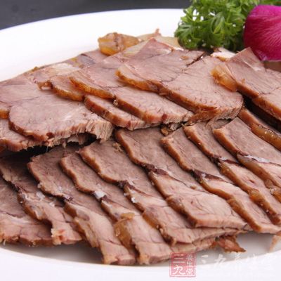 將肉切成巴掌大的塊狀,入裝滿涼水的鍋裡,開大火,將水燒開 將肉切成巴掌大的塊狀,入裝滿涼水的鍋裡,開大火,將水燒開