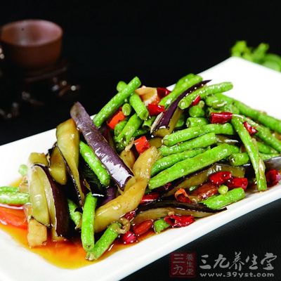 鍋內熱適量食用油，倒入茄條煸炒