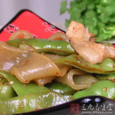 最後調入味極鮮，鹽，雞精，香油，油豆角焖粉皮即可
