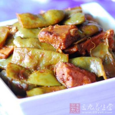 入油豆角同煮30分鐘左右湯汁變濃即可加鹽調味