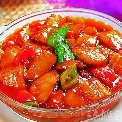 炒鍋倒少許油爆香蔥、姜、蒜末