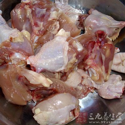 將小雞洗淨，剁成小塊