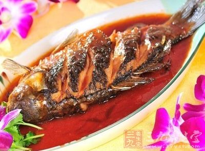 將魚去內髒、魚鰓,剪掉魚鳍,魚尾,在魚身兩面各切一些斜刀口 將魚去內髒、魚鰓,剪掉魚鳍,魚尾,在魚身兩面各切一些斜刀口