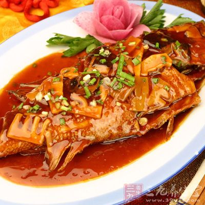 等魚的兩面都煎好,可以將切好的生姜絲放入魚的一邊 等魚的兩面都煎好,可以將切好的生姜絲放入魚的一邊