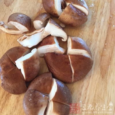 鮮蘑菇切塊