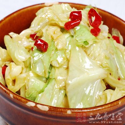 起鍋燒熱後放油，油燒熱後，放肉片劃散
