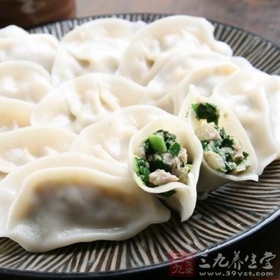 要包前,倒入切好的韭菜末和調料 要包前,倒入切好的韭菜末和調料