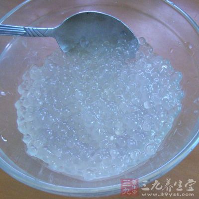 待西米完全變透明時，用網篩撈起，過幾遍涼開水