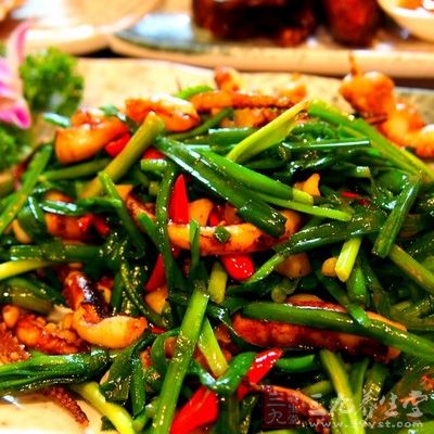 韭菜炒鱿魚的制作方法