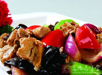 排骨切小塊，冷水入鍋，煮沸焯排骨