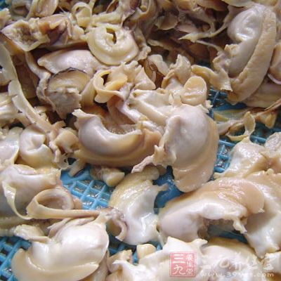 河蚌請師傅殺好，洗淨摘去黑線