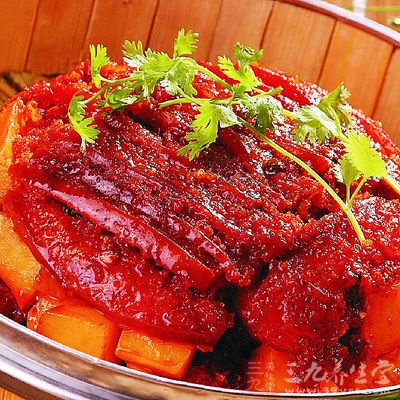 擺盤時瘦肉在下,肥肉在上,蒸出的米粉肉香嫩 擺盤時瘦肉在下,肥肉在上,蒸出的米粉肉香嫩