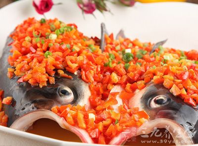 將魚頭剖開,去腮洗淨,瀝干放入盤中 將魚頭剖開,去腮洗淨,瀝干放入盤中